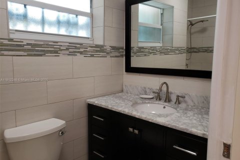 House in Coral Gables, Florida 3 bedrooms, 129.6 sq.m. № 1756782 - photo 11