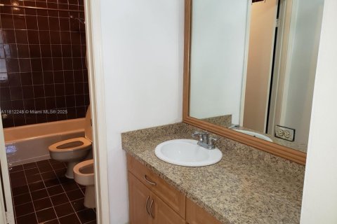 House in Coral Gables, Florida 3 bedrooms, 129.6 sq.m. № 1756782 - photo 8