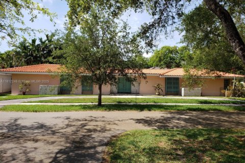 House in Coral Gables, Florida 3 bedrooms, 129.6 sq.m. № 1756782 - photo 1