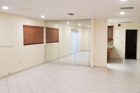 House in Coral Gables, Florida 3 bedrooms, 129.6 sq.m. № 1756782 - photo 6