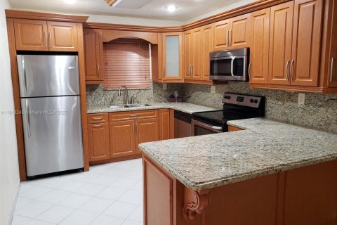 House in Coral Gables, Florida 3 bedrooms, 129.6 sq.m. № 1756782 - photo 4