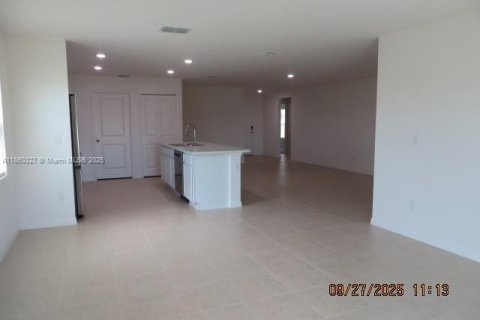 House in Cape Coral, Florida 4 bedrooms, 140.84 sq.m. № 1890233 - photo 22