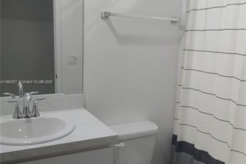Снять в аренду виллу или дом в Кейп-Корал, Флорида 4 спальни, 140.84м2, № 1890233 - фото 3