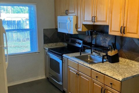 Villa ou maison à louer à Hollywood, Floride: 4 chambres, 132.2 m2 № 2011611 - photo 2