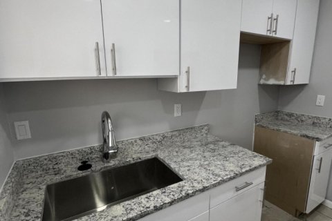 Propiedad comercial en alquiler en Riviera Beach, Florida, 3 dormitorios, 70.05 m2 № 1104615 - foto 1