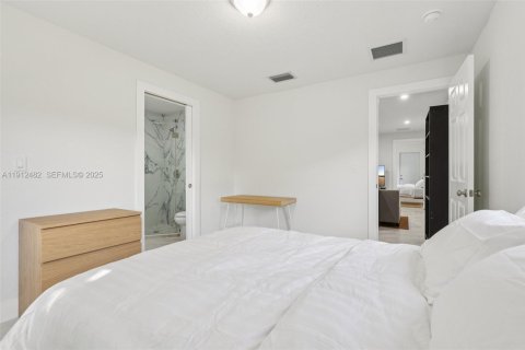 Снять в аренду виллу или дом в Майами, Флорида 2 спальни, 63.17м2, № 1984162 - фото 11