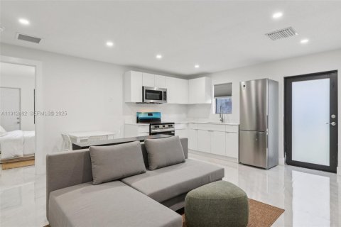 Снять в аренду виллу или дом в Майами, Флорида 2 спальни, 63.17м2, № 1984162 - фото 5