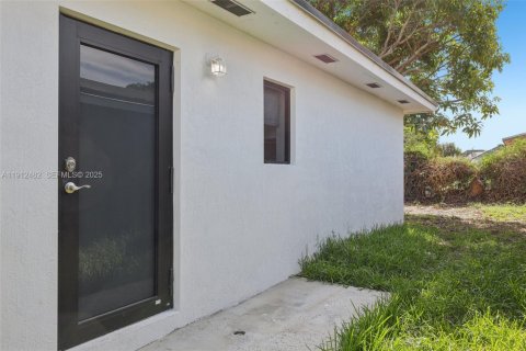 Снять в аренду виллу или дом в Майами, Флорида 2 спальни, 63.17м2, № 1984162 - фото 3