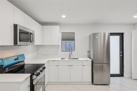 Снять в аренду виллу или дом в Майами, Флорида 2 спальни, 63.17м2, № 1984162 - фото 4