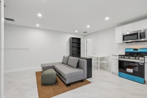 Снять в аренду виллу или дом в Майами, Флорида 2 спальни, 63.17м2, № 1984162 - фото 6