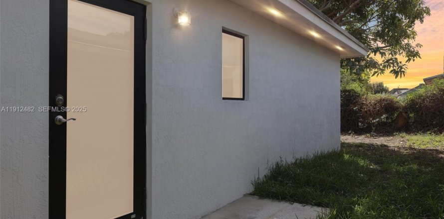 Дом в Майами, Флорида 2 спальни, 63.17м2 № 1984162