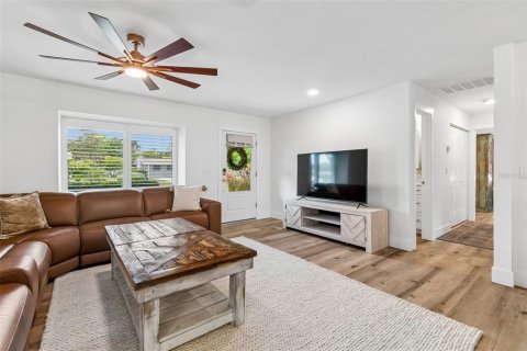 Casa en venta en Tampa, Florida, 4 dormitorios, 170.38 m2 № 2157671 - foto 9