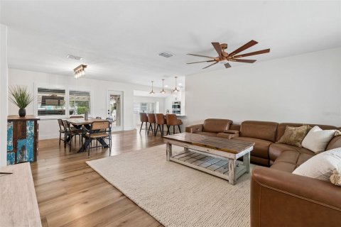 Casa en venta en Tampa, Florida, 4 dormitorios, 170.38 m2 № 2157671 - foto 8