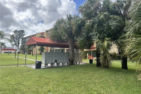 Condo in Lauderdale Lakes, Florida, 2 bedrooms  № 1898240 - photo 2