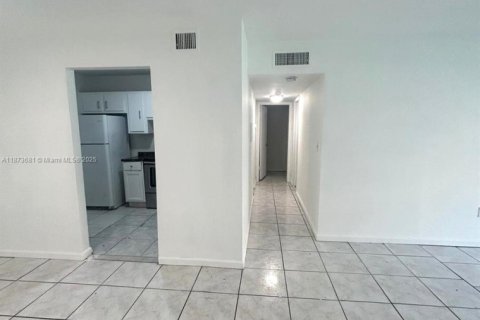 Condo in Lauderdale Lakes, Florida, 2 bedrooms  № 1898240 - photo 6