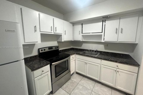 Condo in Lauderdale Lakes, Florida, 2 bedrooms  № 1898240 - photo 1
