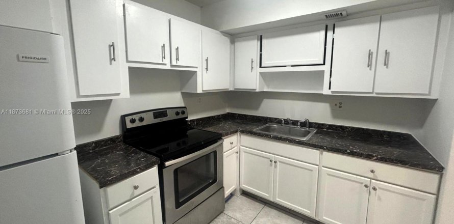 Condo in Lauderdale Lakes, Florida, 2 bedrooms  № 1898240
