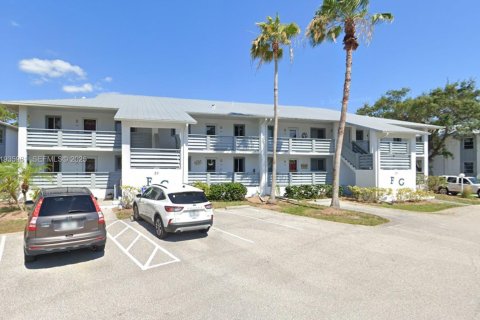 Condo in Port Charlotte, Florida, 2 bedrooms  № 1994056 - photo 1