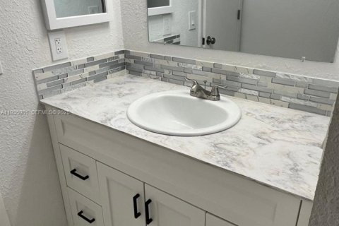 Condo in Port Charlotte, Florida, 2 bedrooms  № 1994056 - photo 9