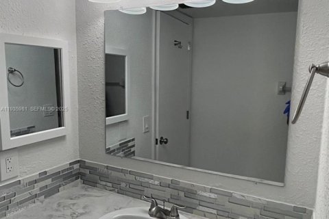 Condo in Port Charlotte, Florida, 2 bedrooms  № 1994056 - photo 10