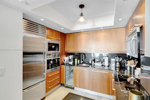 Condo in Miami, Florida, 1 bedroom  № 2014244 - photo 3