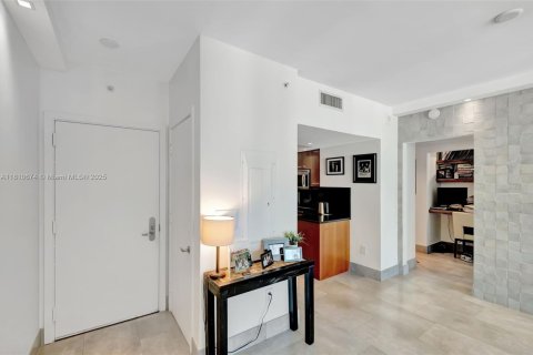 Condo in Miami, Florida, 1 bedroom  № 2014244 - photo 10