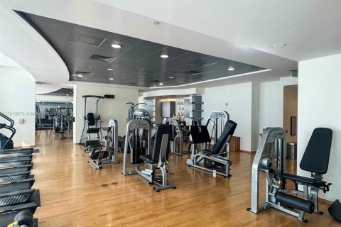 Condo in Miami, Florida, 1 bedroom  № 2014244 - photo 16