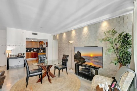 Condo in Miami, Florida, 1 bedroom  № 2014244 - photo 2