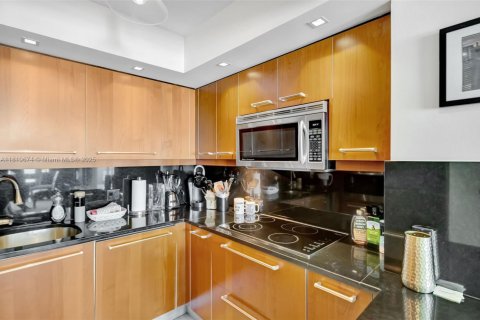 Condo in Miami, Florida, 1 bedroom  № 2014244 - photo 4