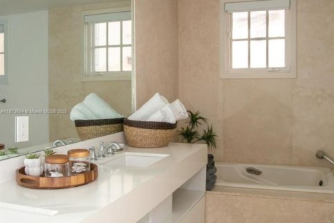 Condo in Miami Beach, Florida, 2 bedrooms  № 1924574 - photo 14