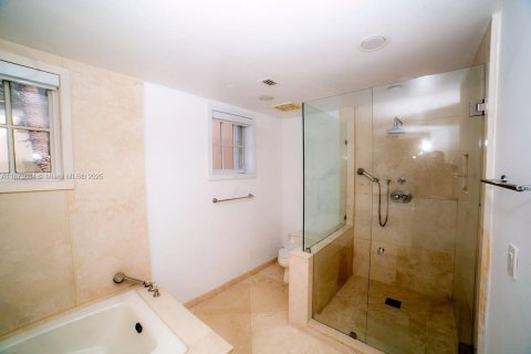 Condo in Miami Beach, Florida, 2 bedrooms  № 1924574 - photo 16