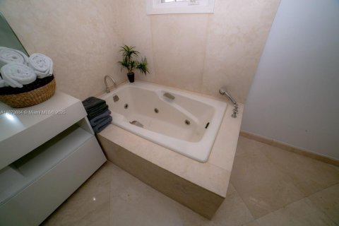 Condo in Miami Beach, Florida, 2 bedrooms  № 1924574 - photo 17