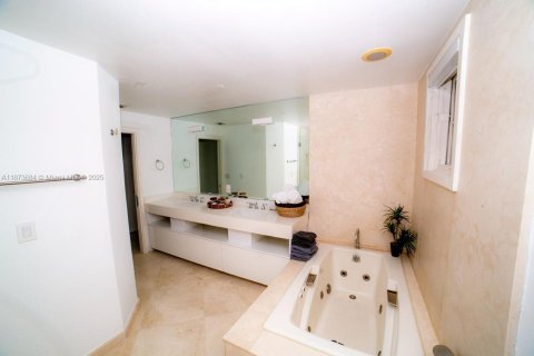 Condo in Miami Beach, Florida, 2 bedrooms  № 1924574 - photo 15