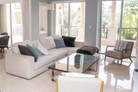 Condo in Miami Beach, Florida, 2 bedrooms  № 1924574 - photo 1