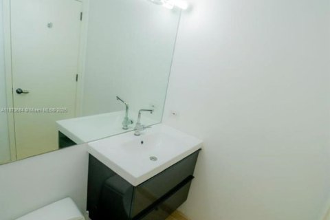 Condo in Miami Beach, Florida, 2 bedrooms  № 1924574 - photo 21