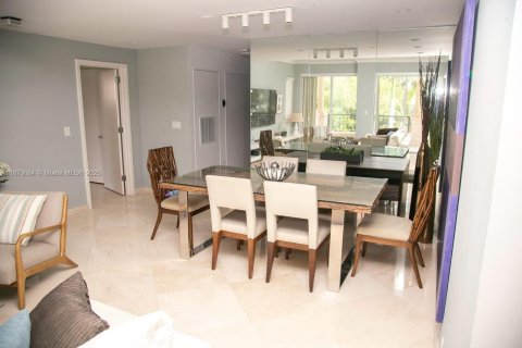 Condo in Miami Beach, Florida, 2 bedrooms  № 1924574 - photo 7
