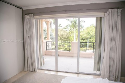 Condo in Miami Beach, Florida, 2 bedrooms  № 1924574 - photo 11