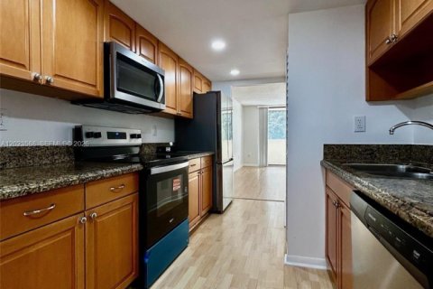 Condominio en alquiler en Plantation, Florida, 2 dormitorios, 90.12 m2 № 2154047 - foto 2