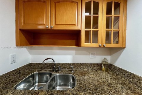 Condominio en alquiler en Plantation, Florida, 2 dormitorios, 90.12 m2 № 2154047 - foto 7