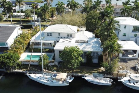 House in Coral Gables, Florida 6 bedrooms, 367.61 sq.m. № 1755947 - photo 1