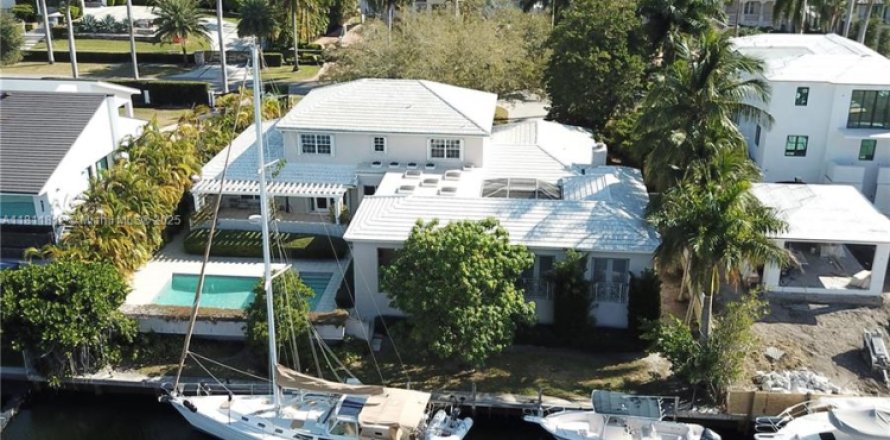 House in Coral Gables, Florida 6 bedrooms, 367.61 sq.m. № 1755947