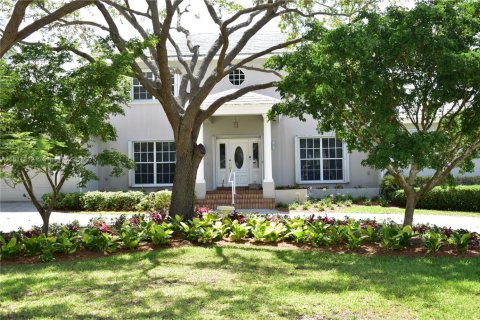 House in Coral Gables, Florida 6 bedrooms, 367.61 sq.m. № 1755947 - photo 5