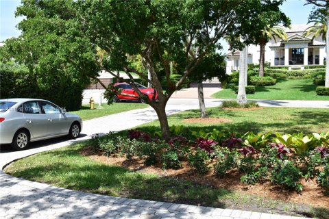 House in Coral Gables, Florida 6 bedrooms, 367.61 sq.m. № 1755947 - photo 10