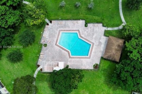 Condominio en alquiler en Pembroke Pines, Florida, 2 dormitorios, 88.63 m2 № 1984474 - foto 9