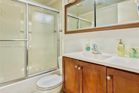 Condominio en alquiler en Pembroke Pines, Florida, 2 dormitorios, 88.63 m2 № 1984474 - foto 11