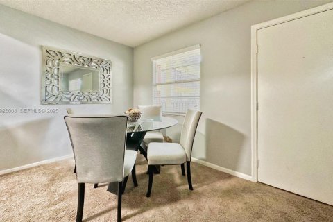 Condominio en alquiler en Pembroke Pines, Florida, 2 dormitorios, 88.63 m2 № 1984474 - foto 30