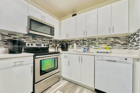 Condominio en alquiler en Pembroke Pines, Florida, 2 dormitorios, 88.63 m2 № 1984474 - foto 27