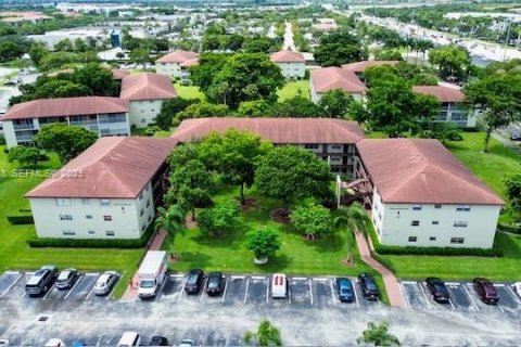Condominio en alquiler en Pembroke Pines, Florida, 2 dormitorios, 88.63 m2 № 1984474 - foto 5