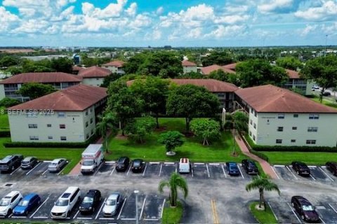 Condominio en alquiler en Pembroke Pines, Florida, 2 dormitorios, 88.63 m2 № 1984474 - foto 2