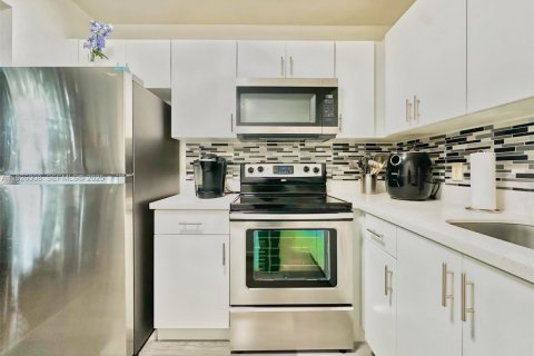 Condominio en alquiler en Pembroke Pines, Florida, 2 dormitorios, 88.63 m2 № 1984474 - foto 29